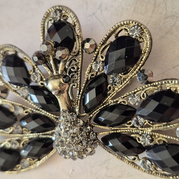 Elegant Black and Gold Peacock Brooch - Picture 5 of 8